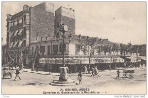 CPA ALGERIE SIDI BEL ABBES Carrefour animé Bd de la République HORLOGE CAFE