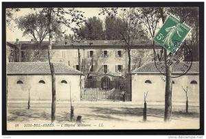 CPA  ANCIENNE- ALGERIE- SIDI-BEL-ABBES  L'HOPITAL MILITAIRE EN GROS PLAN- L'ENTRÉE ANIMÉE-