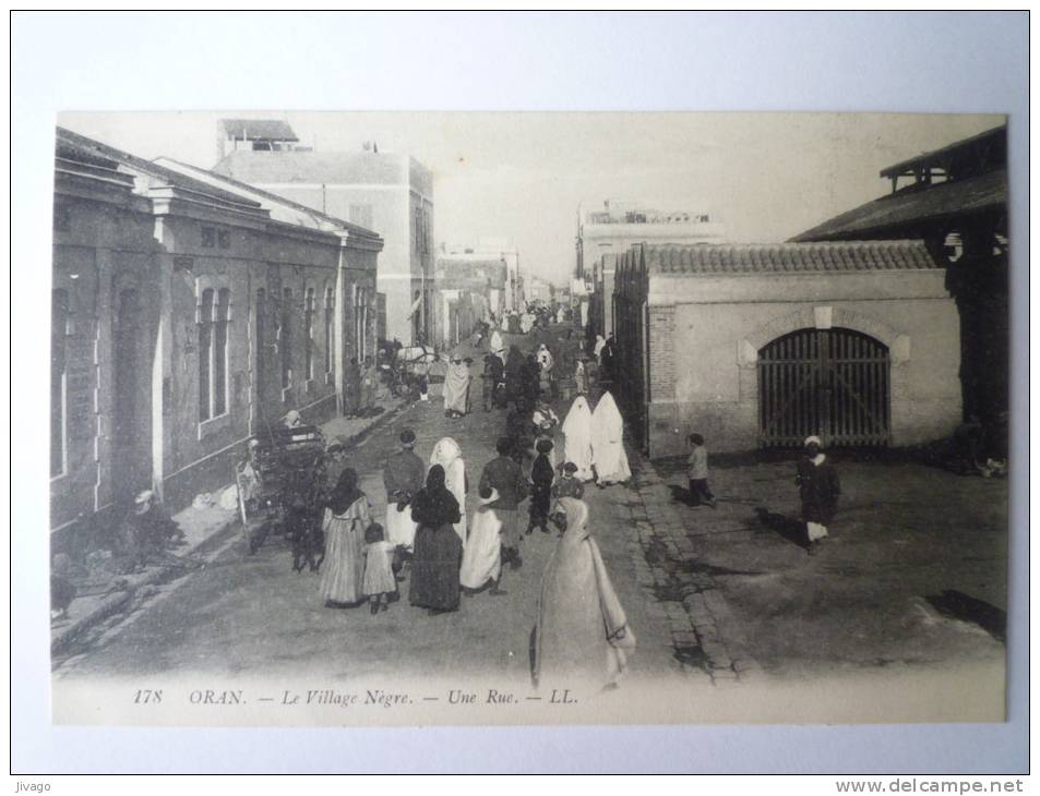 ORAN  (Algérie)    Le  VILLAGE  NEGRE  -  Une  Rue   (Belle animation)