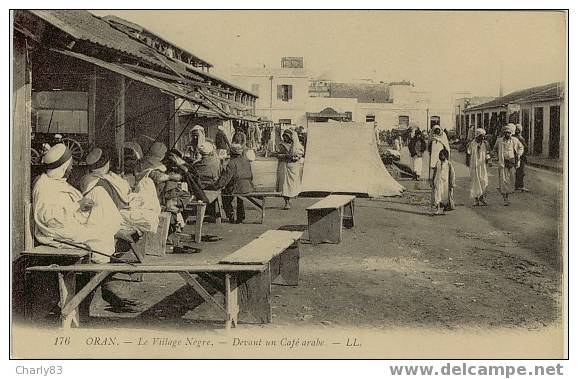 ORAN - DEVANT  UN  CAFE  ARABE   N58
