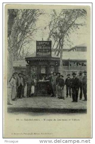 SIDI BEL ABBES  -  Kiosque de Jounaux et Tabac - carte trés animée- carte de 1900 , dos non divise