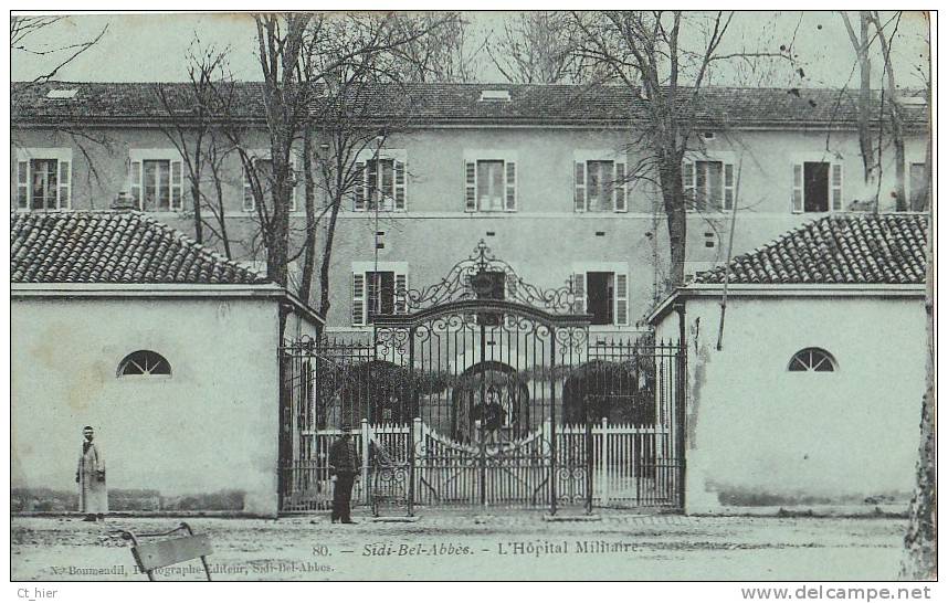 CPA ALGERIE SIDI BEL ABBES HOPITAL MILITAIRE Soldat devant la grille d' entrée