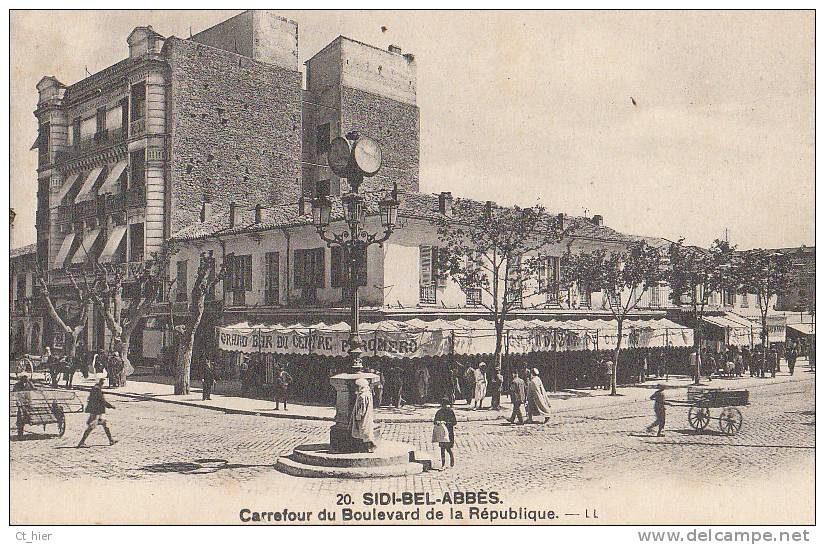 CPA ALGERIE SIDI BEL ABBES Carrefour animé Bd de la République HORLOGE CAFE