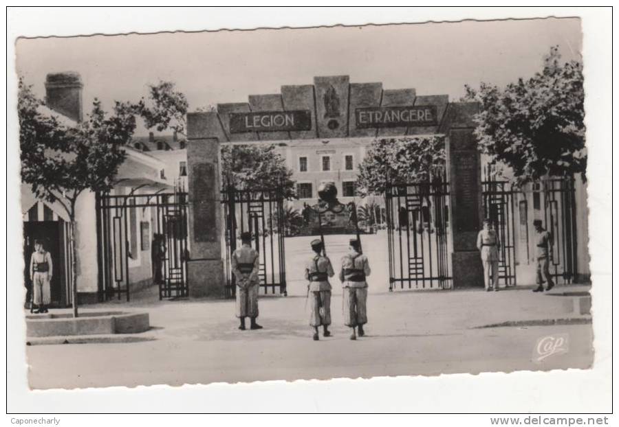 * CPSM Sidi Bel Abbès, caserne de la Légion Etrangère, format 9cm sur 14cm environ, Algérie *