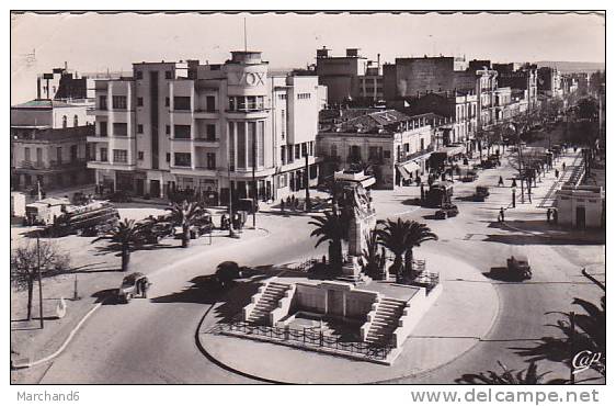 ALGERIE.SIDI BEL ABBES.LA PLACE CLEMENCEAU ET MONUMENT AUX MORTS....SEMI MODERNE