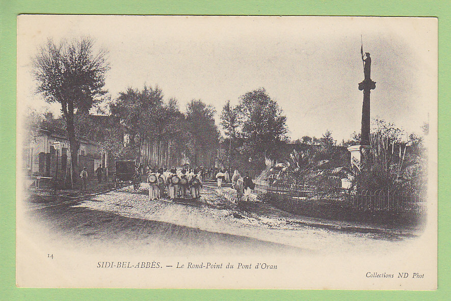 Sidi Bel Abbès  Le Rond Point du Pont d'Oran. Défilé de Troupes. Dos simple
