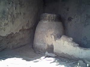 une grande jare sui à était faite d'argile cuite et enveloper de chaux