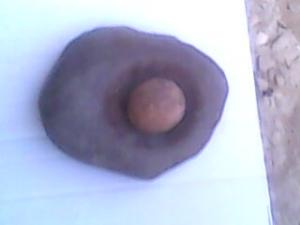 Mortier préhistorique taillé dans la pierre