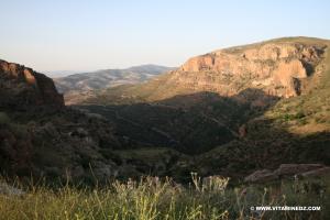Djebel Hanif supplombant la vallée du Ourit