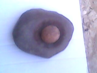 Mortier préhistorique taillé dans la pierre