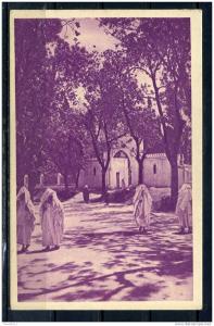 TLEMCEN . Sur la route du cimetiére indigéne . Carte trés animée .  Voir Recto - Verso  (K200)