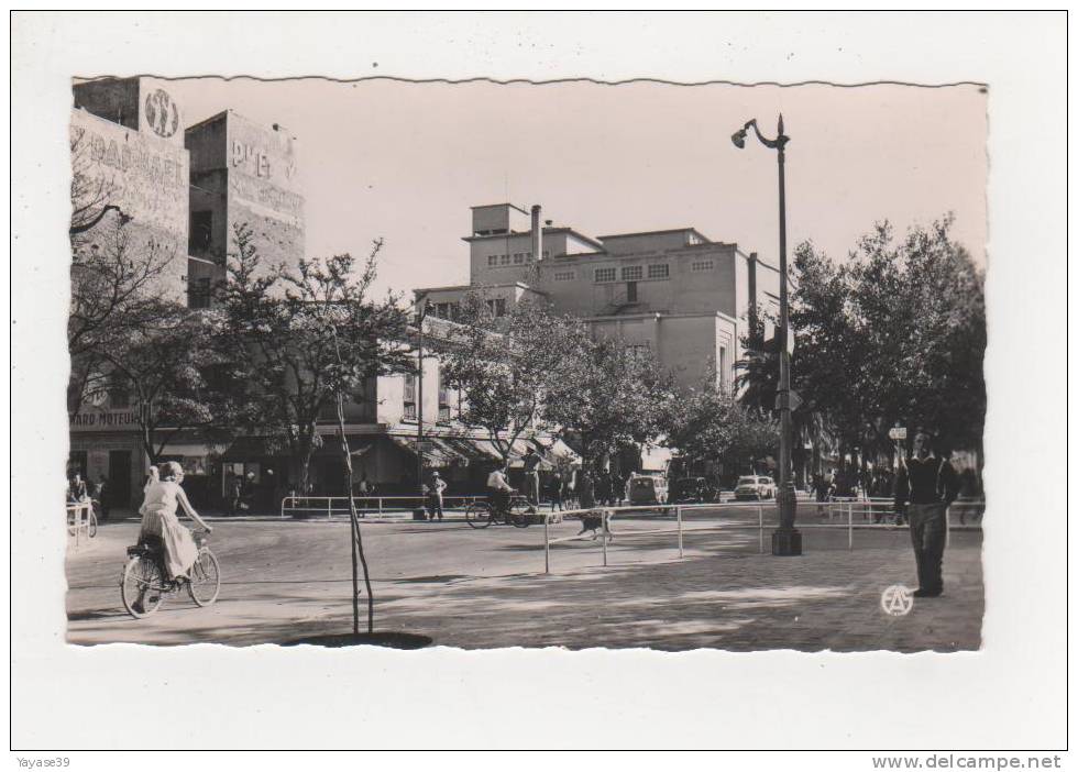 Algérie Sidi-Bel-Abbès N° 19 le Carrefour des Quatre Horloges animée vélos personnages immeubles belle carte