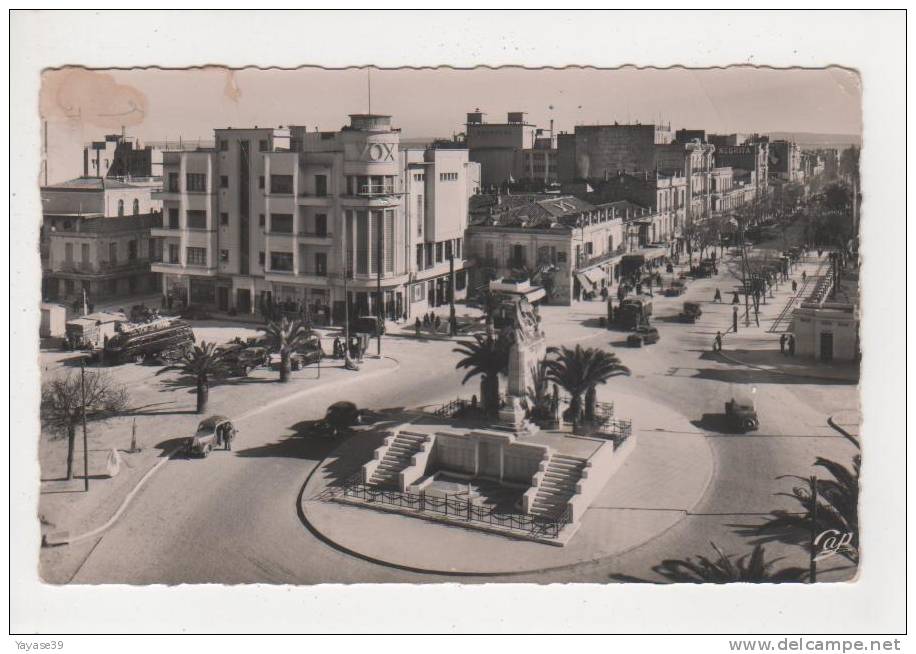 Algérie Sidi Bel Abbès N° 77 Place Clémenceau Monument aux morts autobus ancien citroen traction avant écrite en 1954