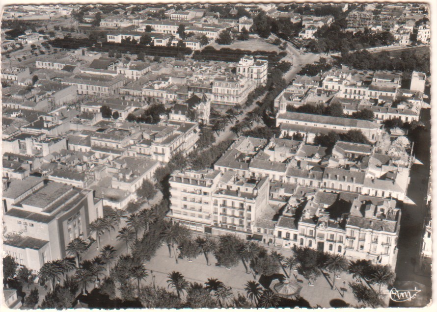 Algérie SIDI BEL ABBES Vue aérienne sur  la place Carnot - le théâtre et avenue général-Rollet   CPSM GF Ed  Combier 14A