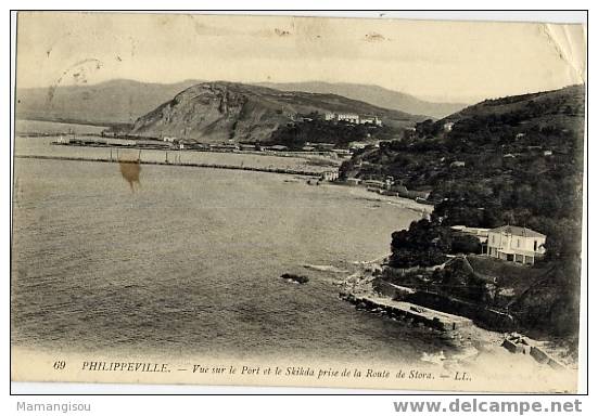 CPA. PHILIPPEVILLE . VUE DU PORT ET LE SKIKDA PRISE DE LA ROUTE DE STORA