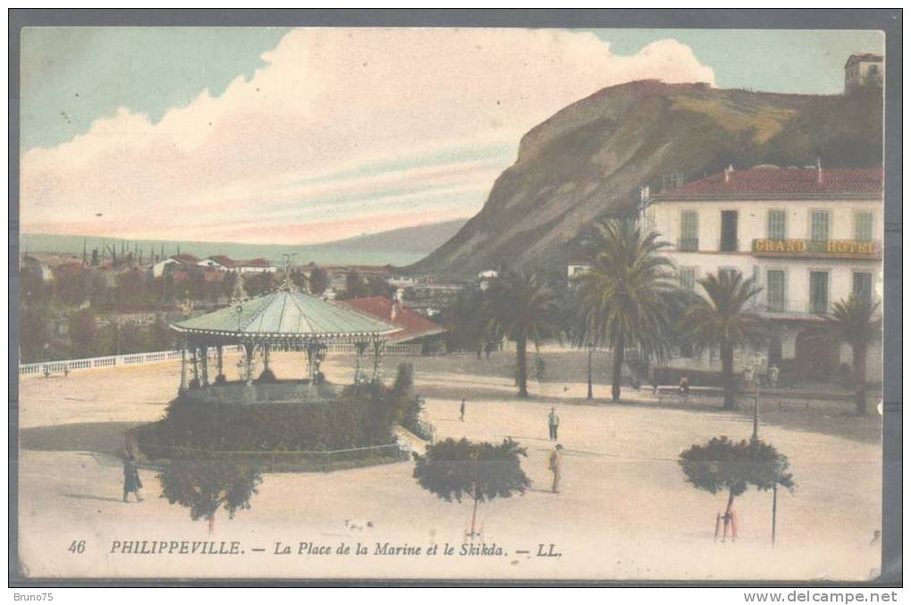 PHILIPPEVILLE - La Place de la Marine et le Skikda