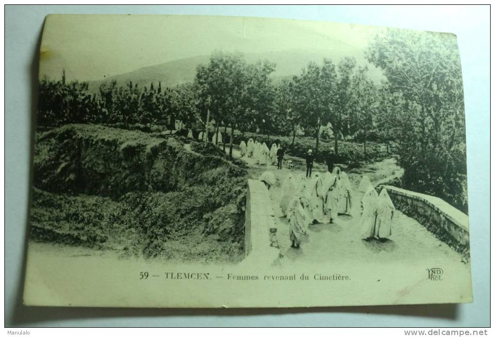 tlemcen - femmes revenant du cimetière