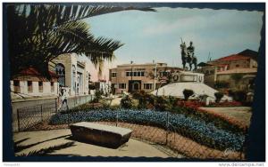 TLEMCEN.Place du 2eme Chasseurs.Cpsm,voyagée,be ,pliure