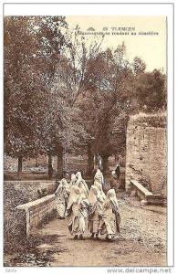 - ALGERIE - TLEMCEN - Mauresques se rendant au cimetière  voyagé 1931 TTB