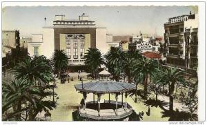 41 - SIDI-BEL-ABBES - LA PLACE CARNOT ET LE THEATRE ( Animées   KIOSQUE A MUSIQUE )