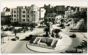 SOUVENIR DE SIDI BEL ABBES...LA PLACE CLEMENCEAU ET LE MONUMENT AUX MORTS..CPSM PETIT FORMAT