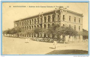 CARTE POSTALE 35 MOSTAGANEM INTERIEUR DE LA CASERNE COLONIEU 2e TIRAILLEURS . LL . LEVY ET NEURDEIN  REUNIS PARIS . 1930