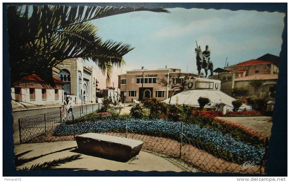 TLEMCEN.Place du 2eme Chasseurs.Cpsm,voyagée,be ,pliure