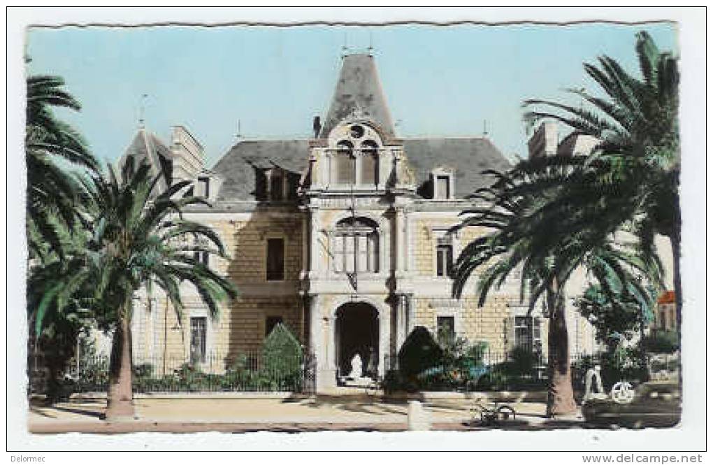 CPSM photo Sidi Bel Abbes Algérie Hôtel de Ville petite animation édit Alexandre Sirecki n°38 écrite non timbrée ni daté