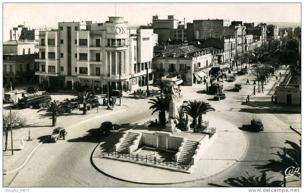 SOUVENIR DE SIDI BEL ABBES...LA PLACE CLEMENCEAU ET LE MONUMENT AUX MORTS..CPSM PETIT FORMAT