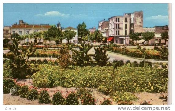 CARTE POSTALE DE SIDI BEL ABBES - PLACE DE LATTRE DE TASSIGNY ET L ENTREE DU BOULEVARD DE LA REPUBLIQUE