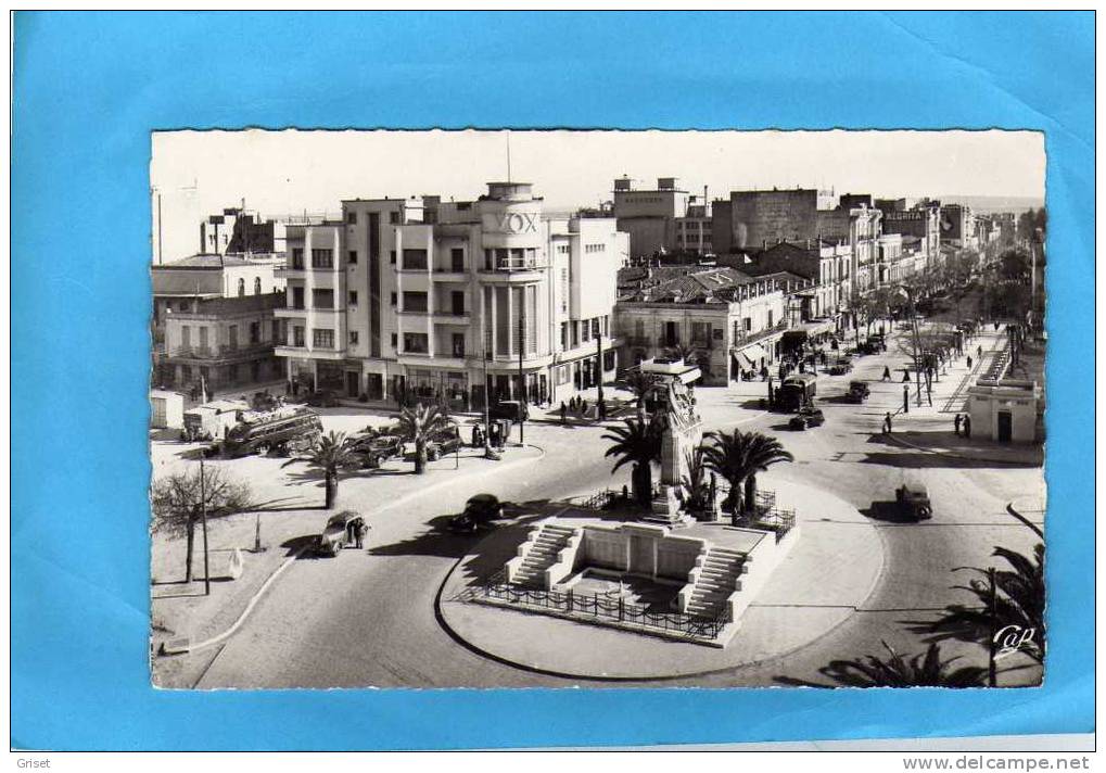 algérie Française-sidi bel abbes-  la place Clémenceau -animée autocars-autos   -années 40-50