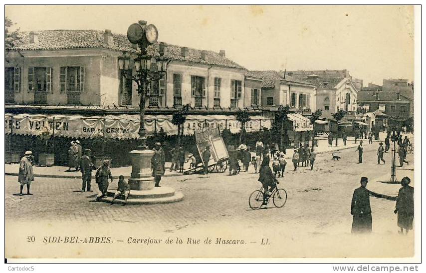 Sidi-Bel-Abbès   Carrefour de la Rue de Mascara  coin haut droit plié voir scan cpa