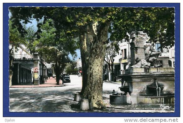 SETIF. (Alt 1100 m) La Fontaine et l´Avenue Georges Clémenceau.