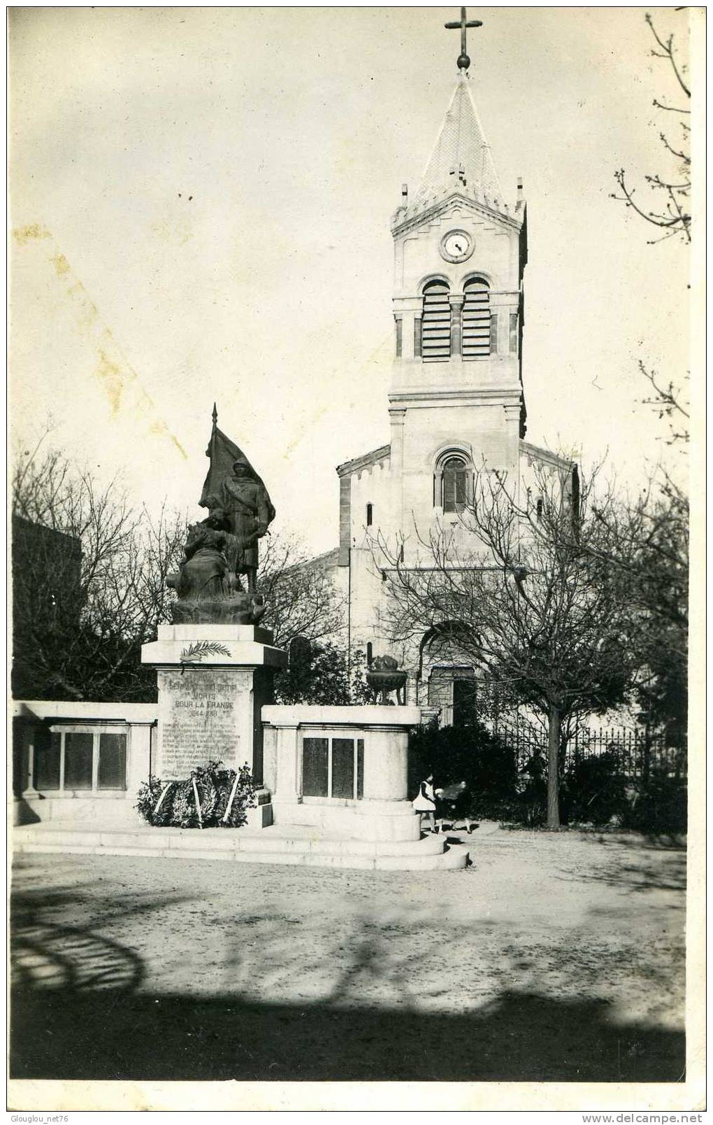 SETIF...L´EGLISE ET LE MONUMENT AUX MORTS...CPSM PETIT FORMAT ANIMEE