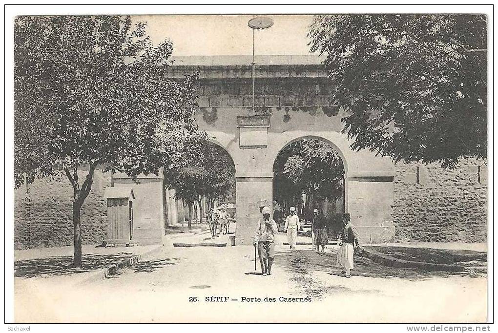 CPA  Fr  SETIF . Porte des Ca sernes . Animé. 23 avril 1904.