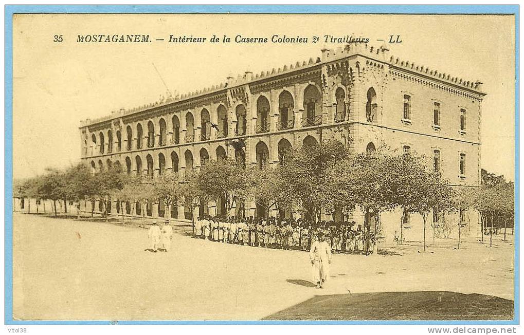 CARTE POSTALE 35 MOSTAGANEM INTERIEUR DE LA CASERNE COLONIEU 2e TIRAILLEURS . LL . LEVY ET NEURDEIN  REUNIS PARIS . 1930