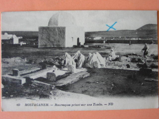 algérie MOSTAGANEM  Mauresques priant sur une tombe .. mort tombeau