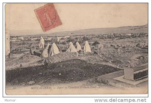 MOSTAGANEM aspect du Cimetière Arabe le Vendredi
