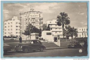 Mostaganem  Place de l' Hotel de ville et Monument aux Morts , Peugeot 203 ;