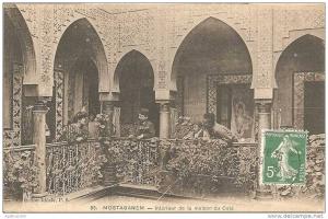 B  CPA  de  MOSTAGANEM  -  Arabes  à  L ´ Intérieur  de  La  Maison  du  CAÏD  en  1911 (   Très  Animée  )