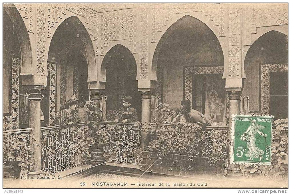 B  CPA  de  MOSTAGANEM  -  Arabes  à  L ´ Intérieur  de  La  Maison  du  CAÏD  en  1911 (   Très  Animée  )