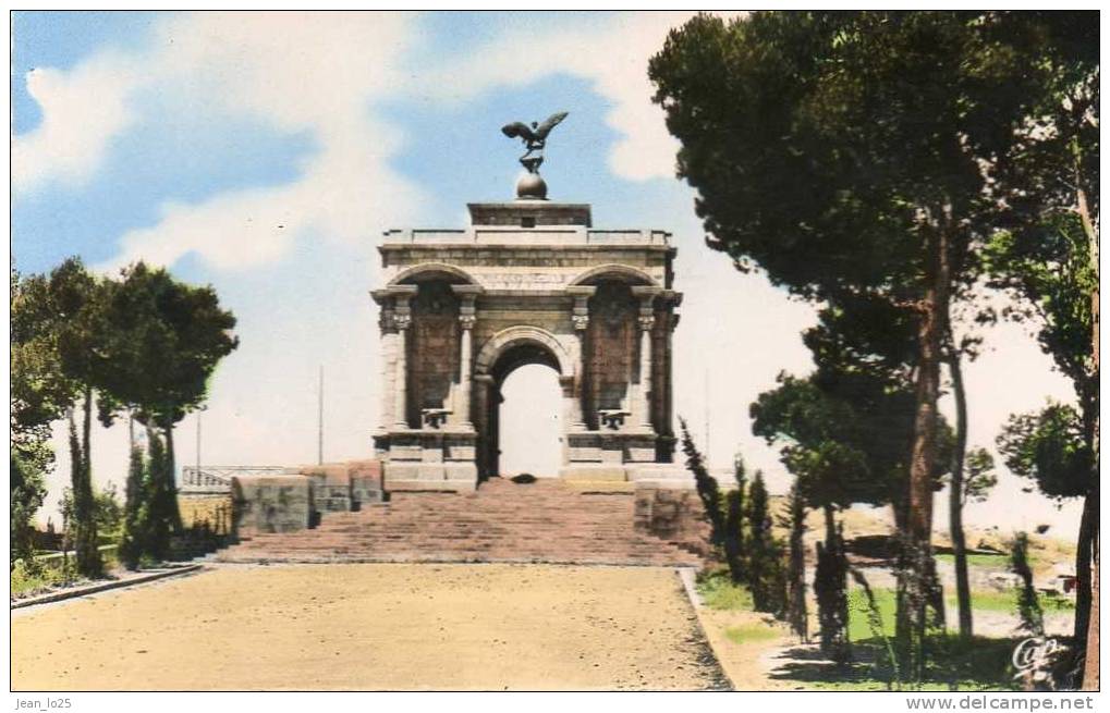 (dd) CPSM Constantine  monument aux morts  (bonne etat)