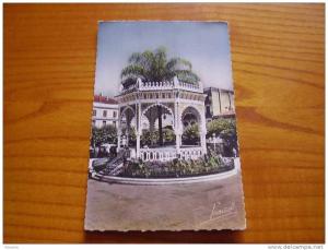 9 X 14  colorisée ; éd. Jansol  du kiosque de la place d'Armes à Blida en Algérie . 1958