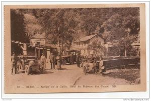 BLIDA - gorges de la chiffa -hôtel du ruisseau des singes (automobiles,personnes) plan rapproché