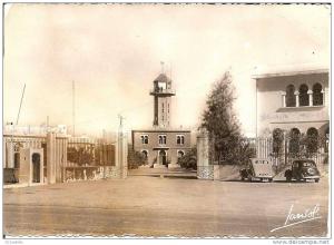 BLIDA - l,entrée du camp d,aviation   ( état ) une DYNA PANHARD