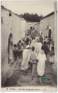 BLIDA -  DANS UNE RUE DU QUARTIER BECOURT