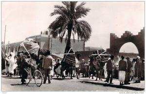 CPSM (format cpa)   Biskra Entrée de la foire   (animée)   G837