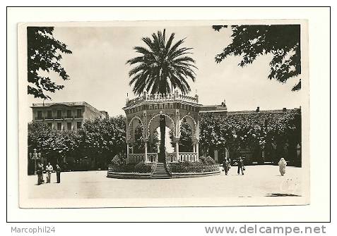 ALGERIE / CARTE POSTALE  = BLIDA  = Place d´ armes + PALMIER dans un KIOSQUE