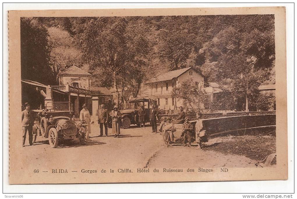 BLIDA - gorges de la chiffa -hôtel du ruisseau des singes (automobiles,personnes) plan rapproché
