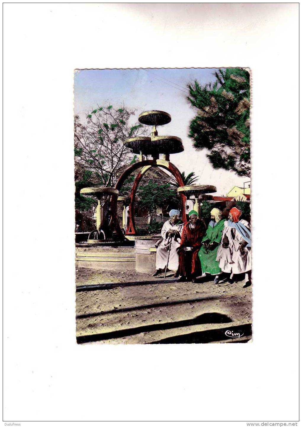 BLIDA     LA CAUSETTE A LA FONTAINE DANS LE JARDIN PUBLIC